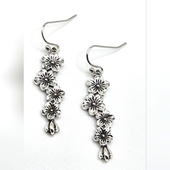 🟢3/$19🟢 Forget-Me-Not Silver Flower Dangle Earrings PIERCED Brand New - Picture 2 of 5